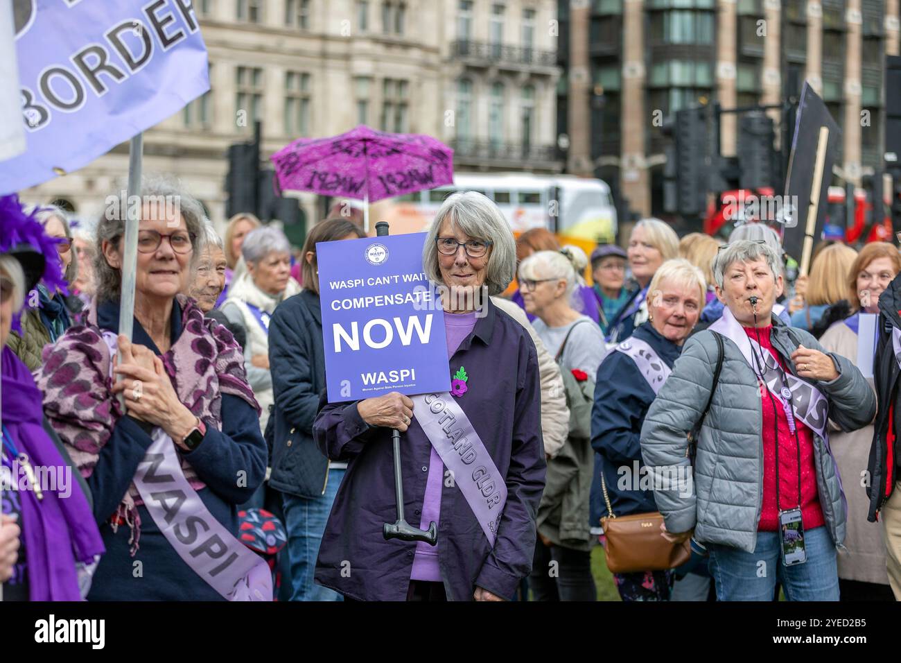 Parliament Square, Westminster, Londra, Regno Unito. Mercoledì 30 ottobre 2024. Centinaia di persone sono venute a manifestare nella piazza del Parlamento mentre la cancelliera Rachel Reeves ha tenuto il discorso sul bilancio in Parlamento. WASPI (Women Against State Pension Inequality) invita il governo britannico a concordare un indennizzo equo e rapido per tutte le donne colpite dalla mancanza di preavviso in merito agli aumenti dell'età pensionabile dello Stato (1995 e 2011 Pension Act) per riflettere le loro perdite finanziarie, i danni subiti alla loro salute mentale e al loro benessere e gli effetti aggiuntivi. Foto Stock