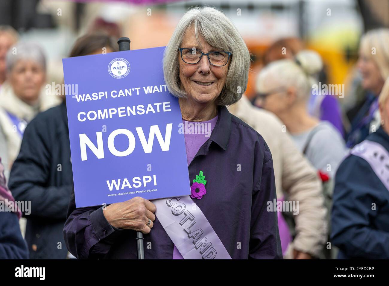 Parliament Square, Westminster, Londra, Regno Unito. Mercoledì 30 ottobre 2024. Centinaia di persone sono venute a manifestare nella piazza del Parlamento mentre la cancelliera Rachel Reeves ha tenuto il discorso sul bilancio in Parlamento. WASPI (Women Against State Pension Inequality) invita il governo britannico a concordare un indennizzo equo e rapido per tutte le donne colpite dalla mancanza di preavviso in merito agli aumenti dell'età pensionabile dello Stato (1995 e 2011 Pension Act) per riflettere le loro perdite finanziarie, i danni subiti alla loro salute mentale e al loro benessere e gli effetti aggiuntivi. Foto Stock