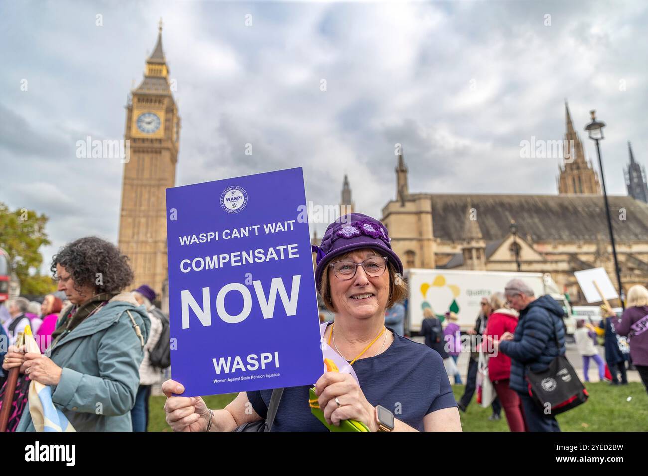 Parliament Square, Westminster, Londra, Regno Unito. Mercoledì 30 ottobre 2024. Centinaia di persone sono venute a manifestare nella piazza del Parlamento mentre la cancelliera Rachel Reeves ha tenuto il discorso sul bilancio in Parlamento. WASPI (Women Against State Pension Inequality) invita il governo britannico a concordare un indennizzo equo e rapido per tutte le donne colpite dalla mancanza di preavviso in merito agli aumenti dell'età pensionabile dello Stato (1995 e 2011 Pension Act) per riflettere le loro perdite finanziarie, i danni subiti alla loro salute mentale e al loro benessere e gli effetti aggiuntivi. Foto Stock