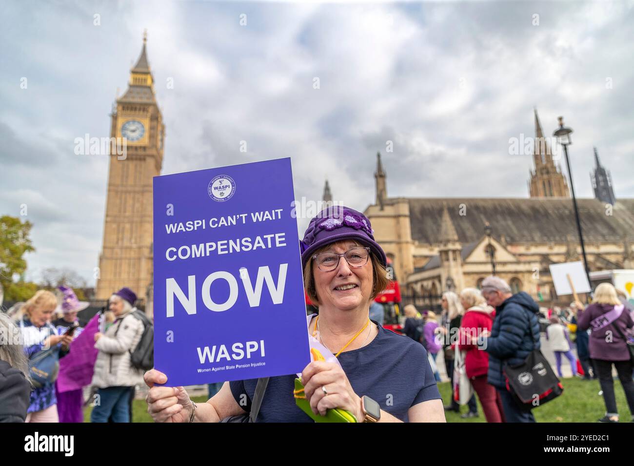 Parliament Square, Westminster, Londra, Regno Unito. Mercoledì 30 ottobre 2024. Centinaia di persone sono venute a manifestare nella piazza del Parlamento mentre la cancelliera Rachel Reeves ha tenuto il discorso sul bilancio in Parlamento. WASPI (Women Against State Pension Inequality) invita il governo britannico a concordare un indennizzo equo e rapido per tutte le donne colpite dalla mancanza di preavviso in merito agli aumenti dell'età pensionabile dello Stato (1995 e 2011 Pension Act) per riflettere le loro perdite finanziarie, i danni subiti alla loro salute mentale e al loro benessere e gli effetti aggiuntivi. Foto Stock