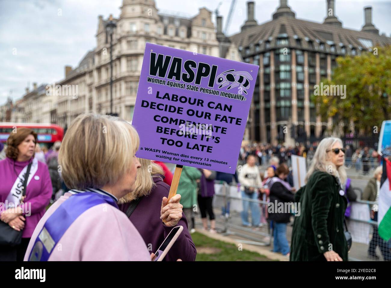 Parliament Square, Westminster, Londra, Regno Unito. Mercoledì 30 ottobre 2024. Centinaia di persone sono venute a manifestare nella piazza del Parlamento mentre la cancelliera Rachel Reeves ha tenuto il discorso sul bilancio in Parlamento. WASPI (Women Against State Pension Inequality) invita il governo britannico a concordare un indennizzo equo e rapido per tutte le donne colpite dalla mancanza di preavviso in merito agli aumenti dell'età pensionabile dello Stato (1995 e 2011 Pension Act) per riflettere le loro perdite finanziarie, i danni subiti alla loro salute mentale e al loro benessere e gli effetti aggiuntivi. Foto Stock