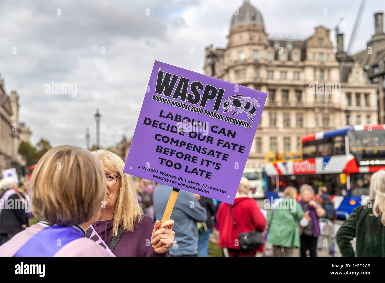 Parliament Square, Westminster, Londra, Regno Unito. Mercoledì 30 ottobre 2024. Centinaia di persone sono venute a manifestare nella piazza del Parlamento mentre la cancelliera Rachel Reeves ha tenuto il discorso sul bilancio in Parlamento. WASPI (Women Against State Pension Inequality) invita il governo britannico a concordare un indennizzo equo e rapido per tutte le donne colpite dalla mancanza di preavviso in merito agli aumenti dell'età pensionabile dello Stato (1995 e 2011 Pension Act) per riflettere le loro perdite finanziarie, i danni subiti alla loro salute mentale e al loro benessere e gli effetti aggiuntivi. Foto Stock