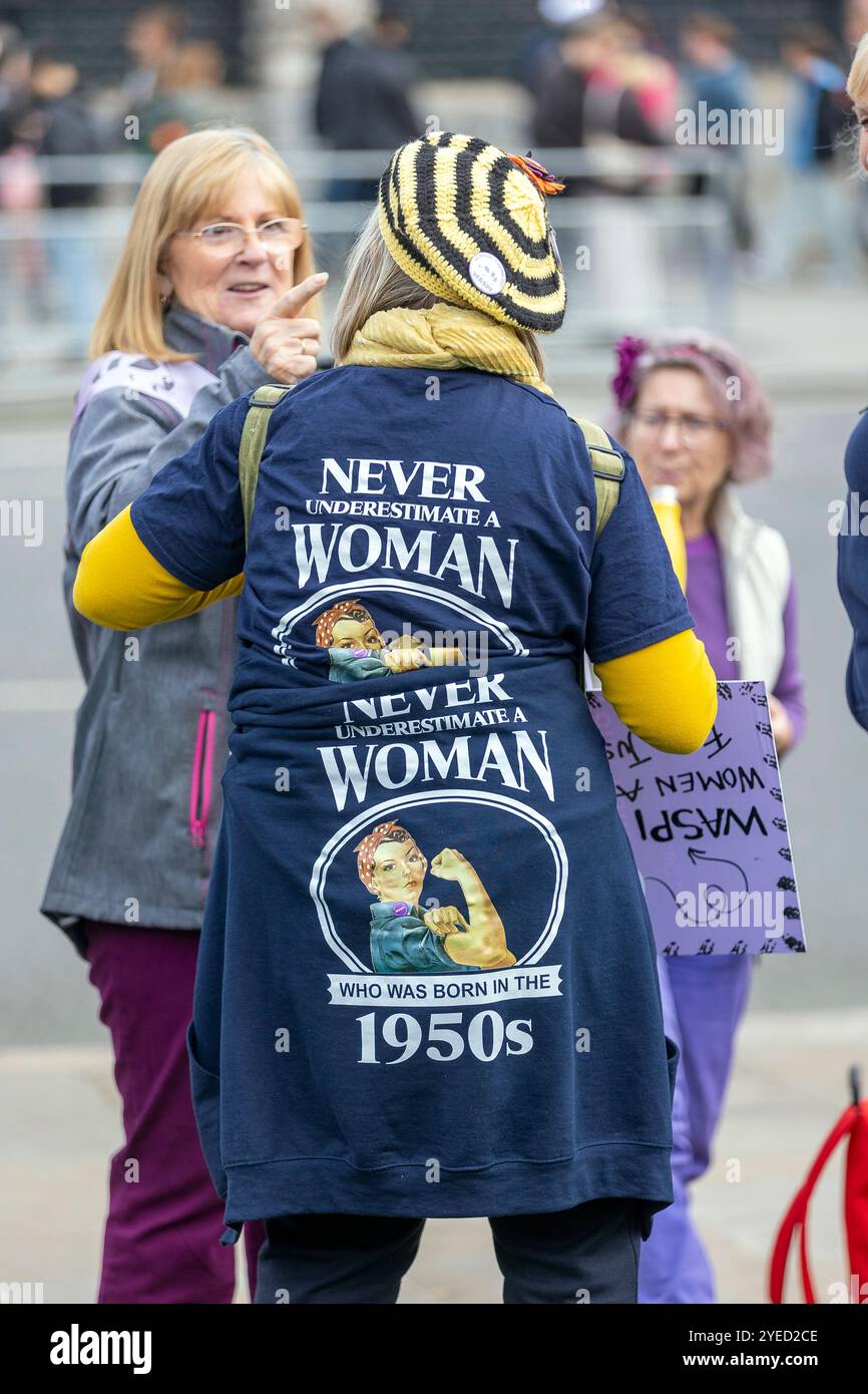 Parliament Square, Westminster, Londra, Regno Unito. Mercoledì 30 ottobre 2024. Centinaia di persone sono venute a manifestare nella piazza del Parlamento mentre la cancelliera Rachel Reeves ha tenuto il discorso sul bilancio in Parlamento. WASPI (Women Against State Pension Inequality) invita il governo britannico a concordare un indennizzo equo e rapido per tutte le donne colpite dalla mancanza di preavviso in merito agli aumenti dell'età pensionabile dello Stato (1995 e 2011 Pension Act) per riflettere le loro perdite finanziarie, i danni subiti alla loro salute mentale e al loro benessere e gli effetti aggiuntivi. Foto Stock