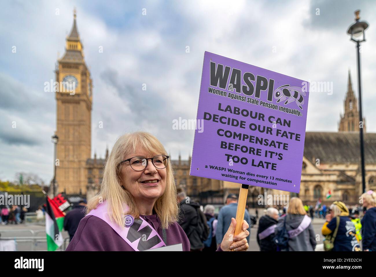 Parliament Square, Westminster, Londra, Regno Unito. Mercoledì 30 ottobre 2024. Centinaia di persone sono venute a manifestare nella piazza del Parlamento mentre la cancelliera Rachel Reeves ha tenuto il discorso sul bilancio in Parlamento. WASPI (Women Against State Pension Inequality) invita il governo britannico a concordare un indennizzo equo e rapido per tutte le donne colpite dalla mancanza di preavviso in merito agli aumenti dell'età pensionabile dello Stato (1995 e 2011 Pension Act) per riflettere le loro perdite finanziarie, i danni subiti alla loro salute mentale e al loro benessere e gli effetti aggiuntivi. Foto Stock