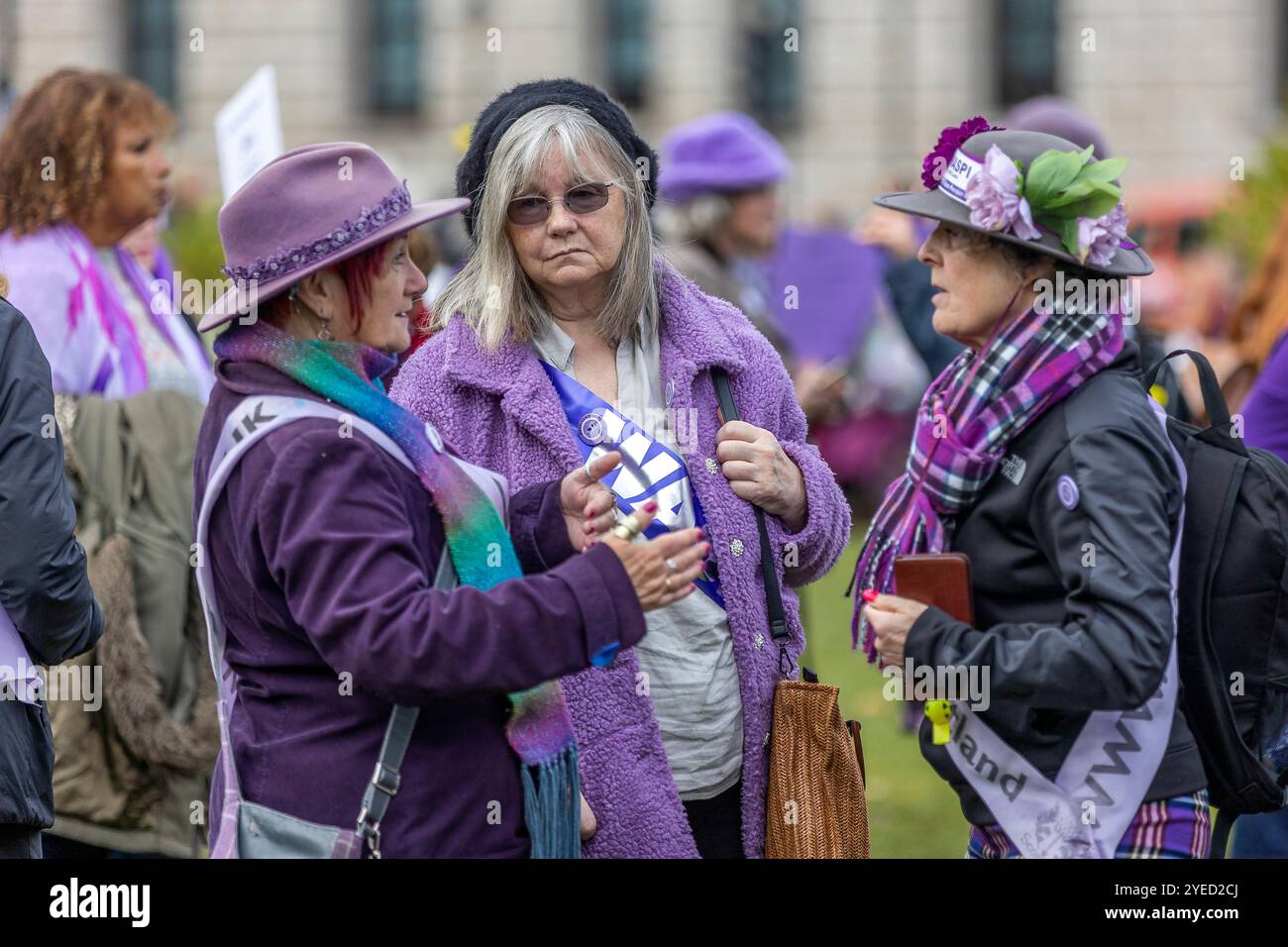 Parliament Square, Westminster, Londra, Regno Unito. Mercoledì 30 ottobre 2024. Centinaia di persone sono venute a manifestare nella piazza del Parlamento mentre la cancelliera Rachel Reeves ha tenuto il discorso sul bilancio in Parlamento. WASPI (Women Against State Pension Inequality) invita il governo britannico a concordare un indennizzo equo e rapido per tutte le donne colpite dalla mancanza di preavviso in merito agli aumenti dell'età pensionabile dello Stato (1995 e 2011 Pension Act) per riflettere le loro perdite finanziarie, i danni subiti alla loro salute mentale e al loro benessere e gli effetti aggiuntivi. Foto Stock
