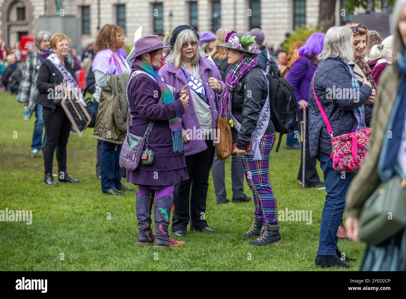 Parliament Square, Westminster, Londra, Regno Unito. Mercoledì 30 ottobre 2024. Centinaia di persone sono venute a manifestare nella piazza del Parlamento mentre la cancelliera Rachel Reeves ha tenuto il discorso sul bilancio in Parlamento. WASPI (Women Against State Pension Inequality) invita il governo britannico a concordare un indennizzo equo e rapido per tutte le donne colpite dalla mancanza di preavviso in merito agli aumenti dell'età pensionabile dello Stato (1995 e 2011 Pension Act) per riflettere le loro perdite finanziarie, i danni subiti alla loro salute mentale e al loro benessere e gli effetti aggiuntivi. Foto Stock