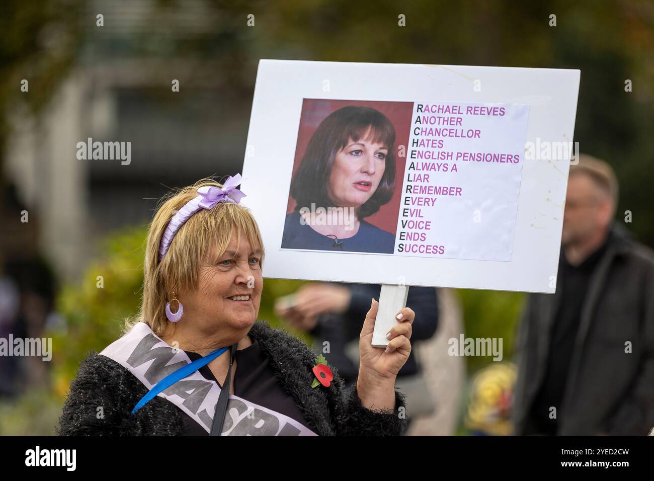Parliament Square, Westminster, Londra, Regno Unito. Mercoledì 30 ottobre 2024. Centinaia di persone sono venute a manifestare nella piazza del Parlamento mentre la cancelliera Rachel Reeves ha tenuto il discorso sul bilancio in Parlamento. WASPI (Women Against State Pension Inequality) invita il governo britannico a concordare un indennizzo equo e rapido per tutte le donne colpite dalla mancanza di preavviso in merito agli aumenti dell'età pensionabile dello Stato (1995 e 2011 Pension Act) per riflettere le loro perdite finanziarie, i danni subiti alla loro salute mentale e al loro benessere e gli effetti aggiuntivi. Foto Stock
