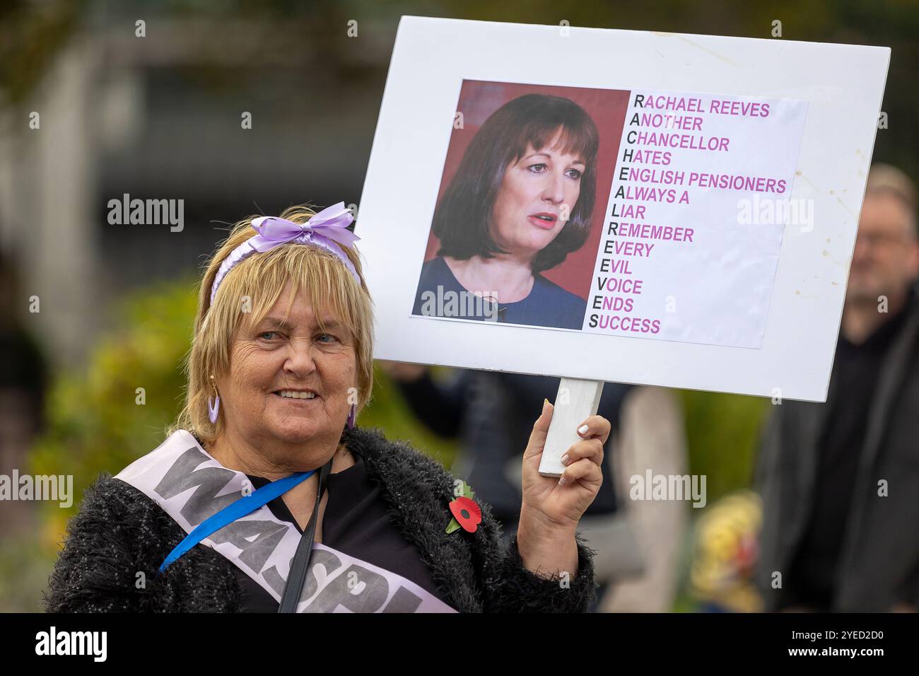 Parliament Square, Westminster, Londra, Regno Unito. Mercoledì 30 ottobre 2024. Centinaia di persone sono venute a manifestare nella piazza del Parlamento mentre la cancelliera Rachel Reeves ha tenuto il discorso sul bilancio in Parlamento. WASPI (Women Against State Pension Inequality) invita il governo britannico a concordare un indennizzo equo e rapido per tutte le donne colpite dalla mancanza di preavviso in merito agli aumenti dell'età pensionabile dello Stato (1995 e 2011 Pension Act) per riflettere le loro perdite finanziarie, i danni subiti alla loro salute mentale e al loro benessere e gli effetti aggiuntivi. Foto Stock