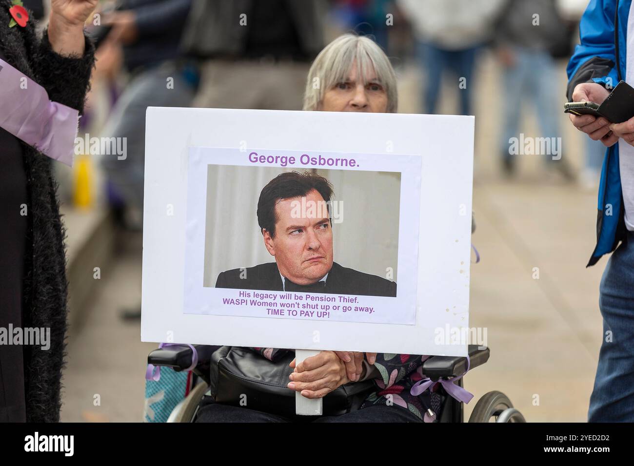 Parliament Square, Westminster, Londra, Regno Unito. Mercoledì 30 ottobre 2024. Centinaia di persone sono venute a manifestare nella piazza del Parlamento mentre la cancelliera Rachel Reeves ha tenuto il discorso sul bilancio in Parlamento. WASPI (Women Against State Pension Inequality) invita il governo britannico a concordare un indennizzo equo e rapido per tutte le donne colpite dalla mancanza di preavviso in merito agli aumenti dell'età pensionabile dello Stato (1995 e 2011 Pension Act) per riflettere le loro perdite finanziarie, i danni subiti alla loro salute mentale e al loro benessere e gli effetti aggiuntivi. Foto Stock