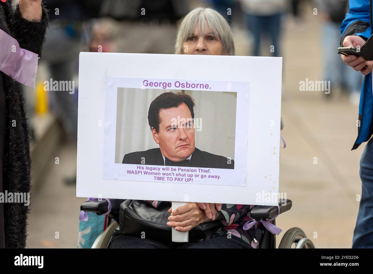 Parliament Square, Westminster, Londra, Regno Unito. Mercoledì 30 ottobre 2024. Centinaia di persone sono venute a manifestare nella piazza del Parlamento mentre la cancelliera Rachel Reeves ha tenuto il discorso sul bilancio in Parlamento. WASPI (Women Against State Pension Inequality) invita il governo britannico a concordare un indennizzo equo e rapido per tutte le donne colpite dalla mancanza di preavviso in merito agli aumenti dell'età pensionabile dello Stato (1995 e 2011 Pension Act) per riflettere le loro perdite finanziarie, i danni subiti alla loro salute mentale e al loro benessere e gli effetti aggiuntivi. Foto Stock