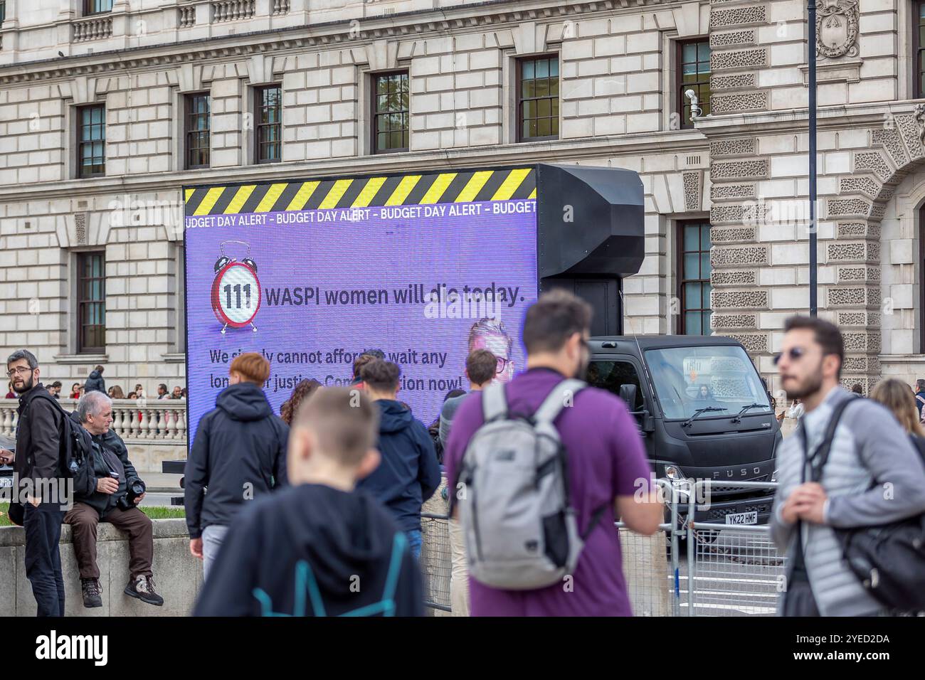 Parliament Square, Westminster, Londra, Regno Unito. Mercoledì 30 ottobre 2024. Centinaia di persone sono venute a manifestare nella piazza del Parlamento mentre la cancelliera Rachel Reeves ha tenuto il discorso sul bilancio in Parlamento. WASPI (Women Against State Pension Inequality) invita il governo britannico a concordare un indennizzo equo e rapido per tutte le donne colpite dalla mancanza di preavviso in merito agli aumenti dell'età pensionabile dello Stato (1995 e 2011 Pension Act) per riflettere le loro perdite finanziarie, i danni subiti alla loro salute mentale e al loro benessere e gli effetti aggiuntivi. Foto Stock