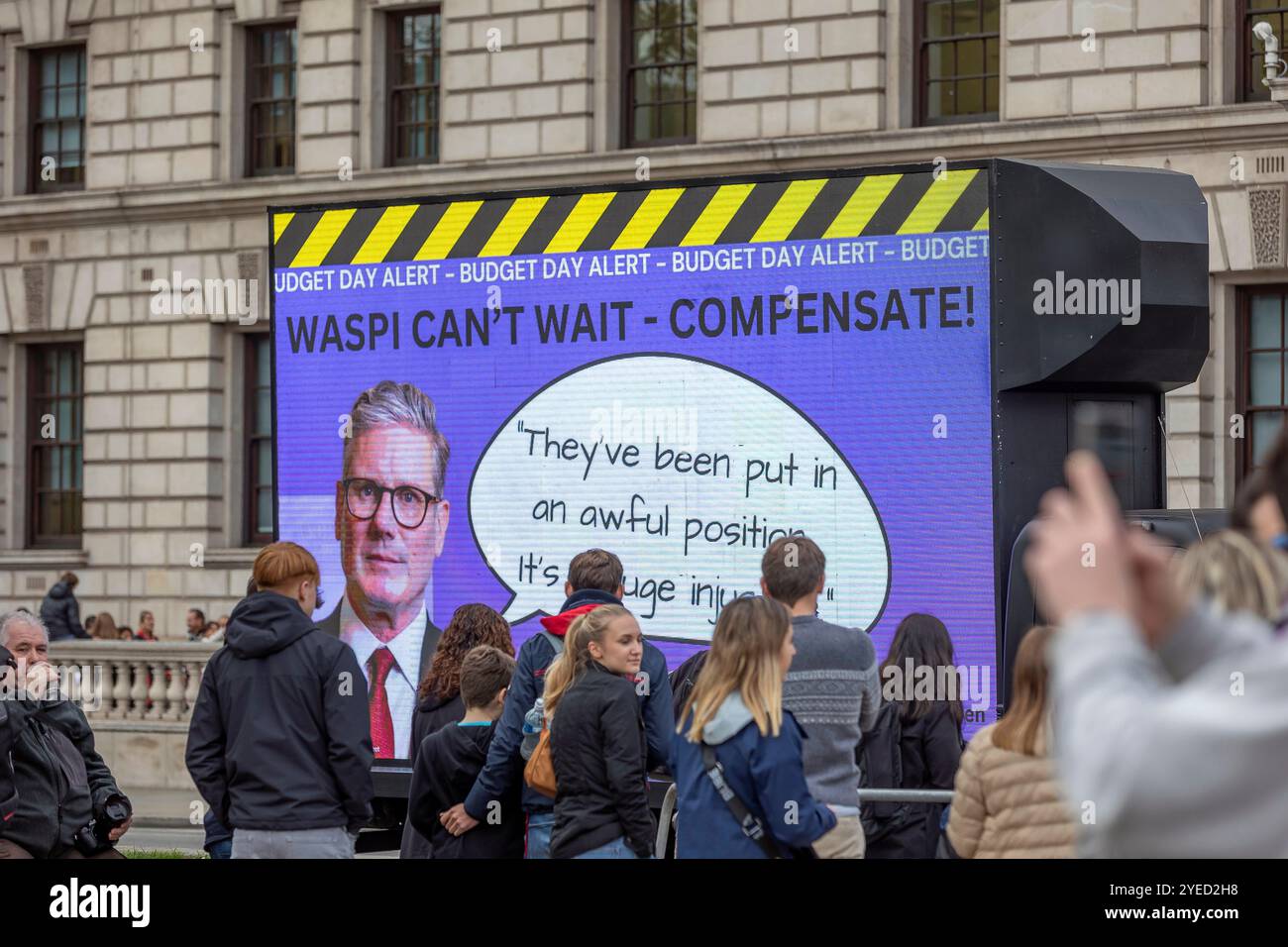 Parliament Square, Westminster, Londra, Regno Unito. Mercoledì 30 ottobre 2024. Centinaia di persone sono venute a manifestare nella piazza del Parlamento mentre la cancelliera Rachel Reeves ha tenuto il discorso sul bilancio in Parlamento. WASPI (Women Against State Pension Inequality) invita il governo britannico a concordare un indennizzo equo e rapido per tutte le donne colpite dalla mancanza di preavviso in merito agli aumenti dell'età pensionabile dello Stato (1995 e 2011 Pension Act) per riflettere le loro perdite finanziarie, i danni subiti alla loro salute mentale e al loro benessere e gli effetti aggiuntivi. Foto Stock