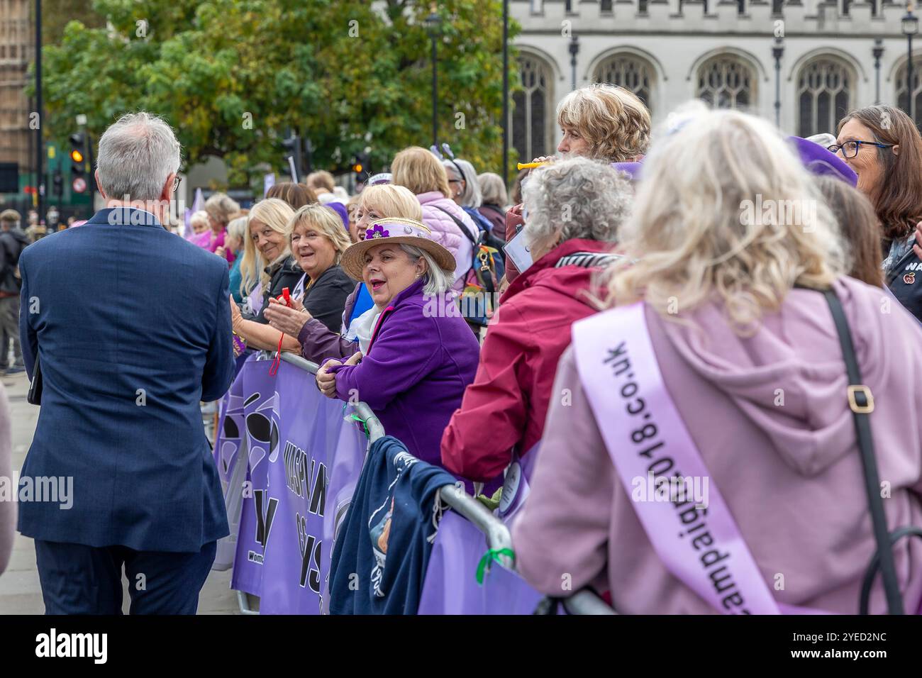 Parliament Square, Westminster, Londra, Regno Unito. Mercoledì 30 ottobre 2024. Centinaia di persone sono venute a manifestare nella piazza del Parlamento mentre la cancelliera Rachel Reeves ha tenuto il discorso sul bilancio in Parlamento. WASPI (Women Against State Pension Inequality) invita il governo britannico a concordare un indennizzo equo e rapido per tutte le donne colpite dalla mancanza di preavviso in merito agli aumenti dell'età pensionabile dello Stato (1995 e 2011 Pension Act) per riflettere le loro perdite finanziarie, i danni subiti alla loro salute mentale e al loro benessere e gli effetti aggiuntivi. Foto Stock