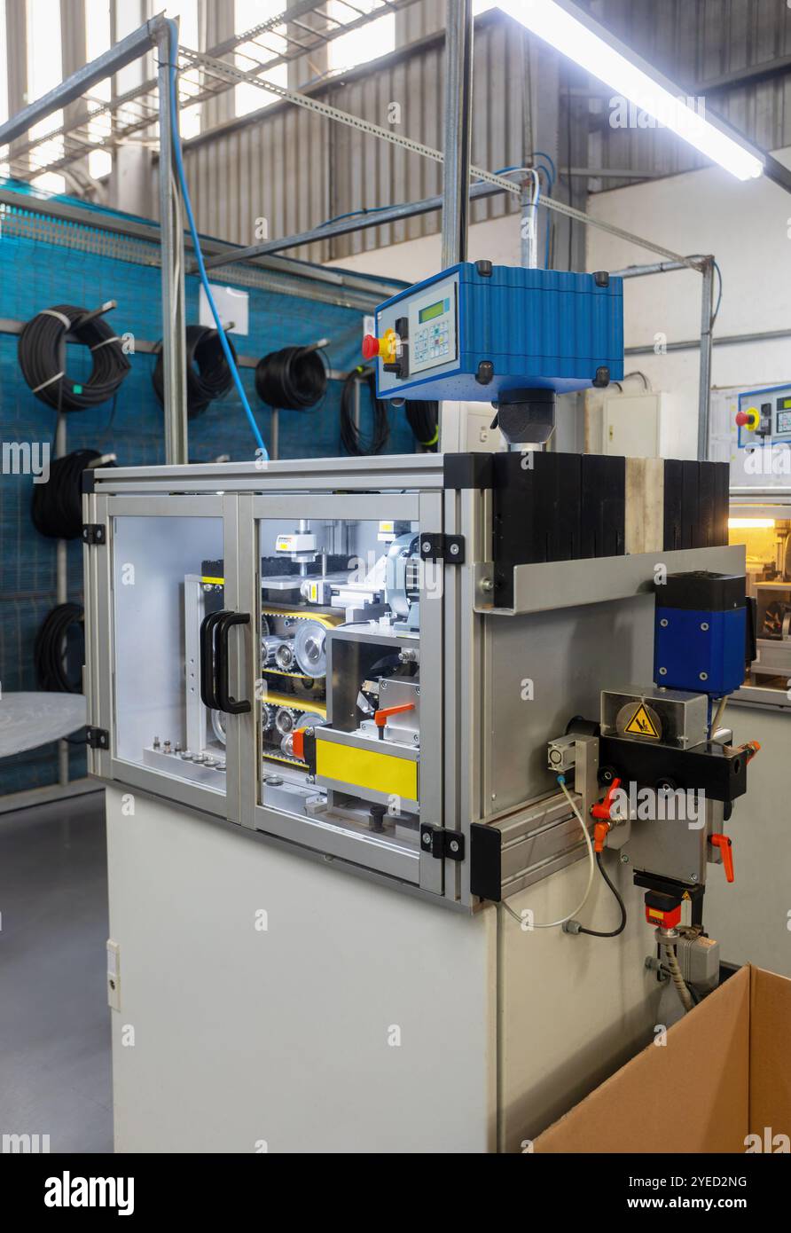 fabbrica di imbracature elettriche per auto, tagliatrice di tubi ondulati Foto Stock