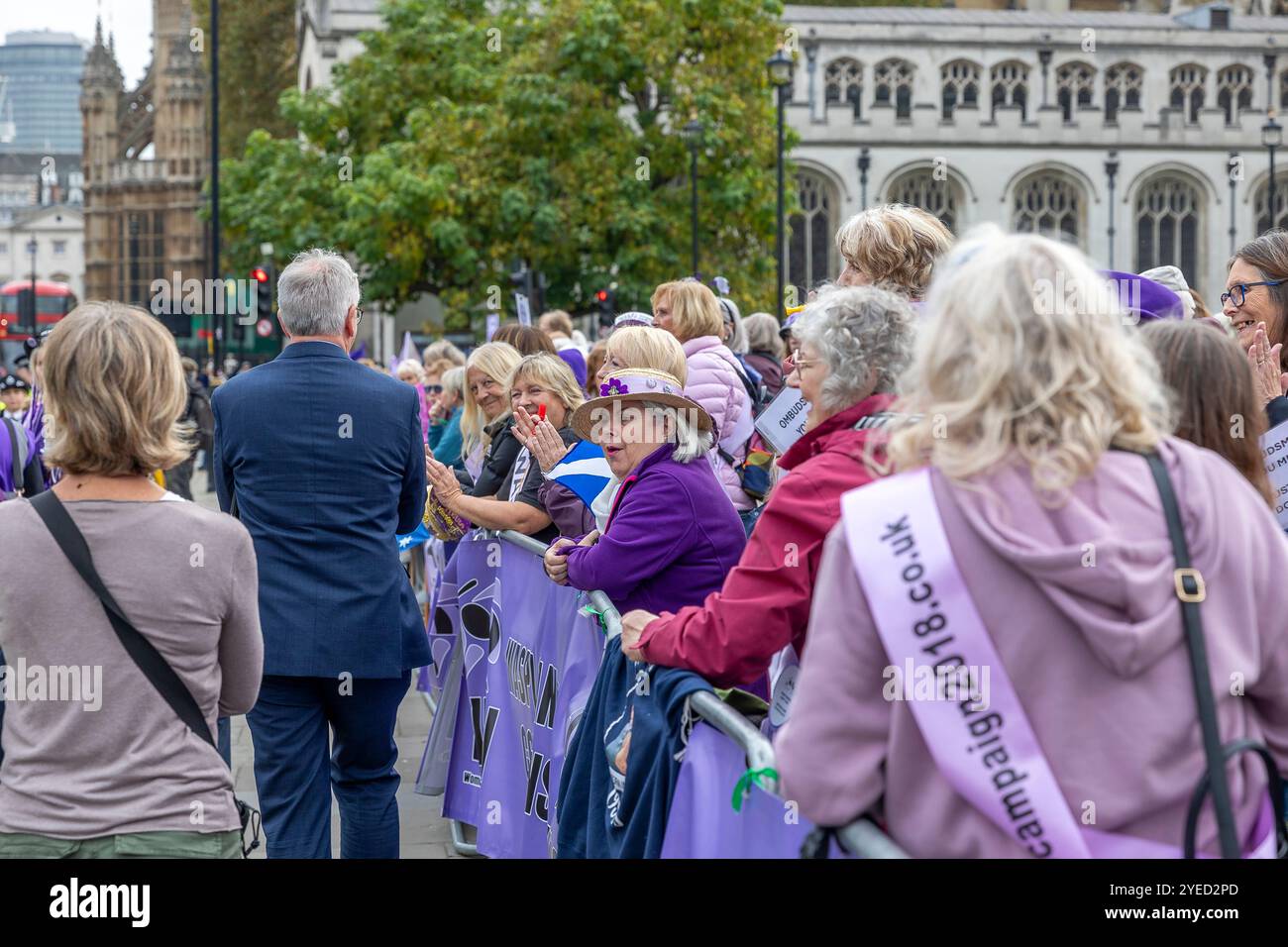 Parliament Square, Westminster, Londra, Regno Unito. Mercoledì 30 ottobre 2024. Centinaia di persone sono venute a manifestare nella piazza del Parlamento mentre la cancelliera Rachel Reeves ha tenuto il discorso sul bilancio in Parlamento. WASPI (Women Against State Pension Inequality) invita il governo britannico a concordare un indennizzo equo e rapido per tutte le donne colpite dalla mancanza di preavviso in merito agli aumenti dell'età pensionabile dello Stato (1995 e 2011 Pension Act) per riflettere le loro perdite finanziarie, i danni subiti alla loro salute mentale e al loro benessere e gli effetti aggiuntivi. Foto Stock