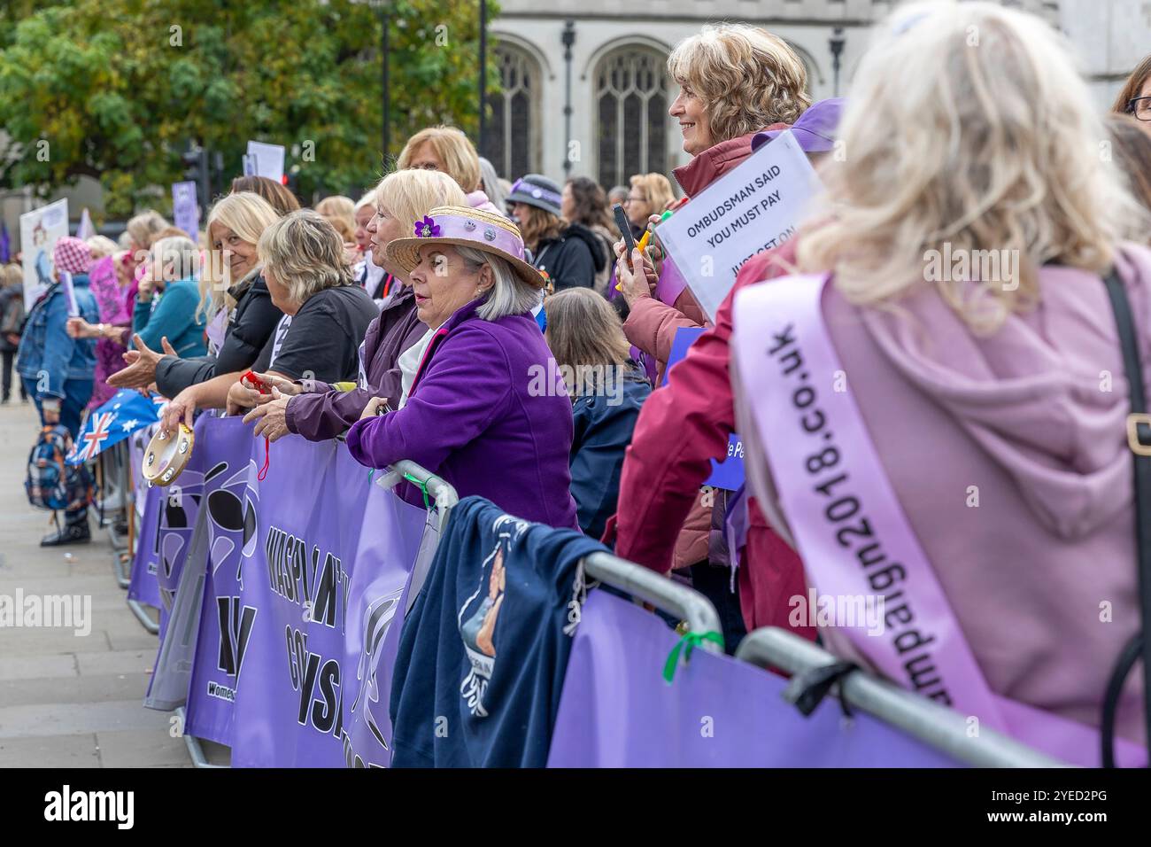 Parliament Square, Westminster, Londra, Regno Unito. Mercoledì 30 ottobre 2024. Centinaia di persone sono venute a manifestare nella piazza del Parlamento mentre la cancelliera Rachel Reeves ha tenuto il discorso sul bilancio in Parlamento. WASPI (Women Against State Pension Inequality) invita il governo britannico a concordare un indennizzo equo e rapido per tutte le donne colpite dalla mancanza di preavviso in merito agli aumenti dell'età pensionabile dello Stato (1995 e 2011 Pension Act) per riflettere le loro perdite finanziarie, i danni subiti alla loro salute mentale e al loro benessere e gli effetti aggiuntivi. Foto Stock