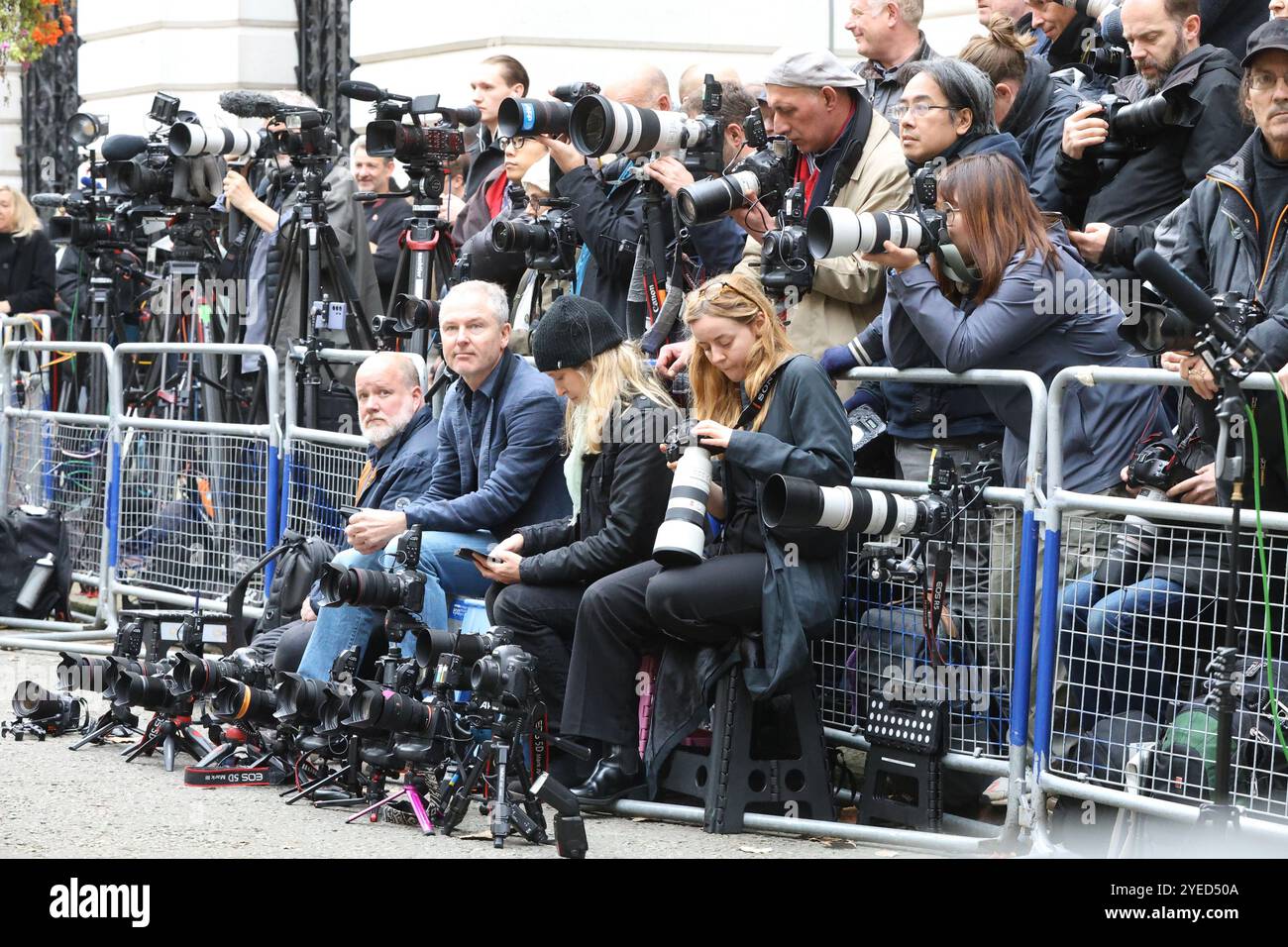 Londra, Regno Unito. 30 ottobre 2024. Fotografi fuori 11 Downing Street prima del budget presentato al Parlamento a Londra, Regno Unito, il 30 ottobre 2024. CAP/GOL © GOL/Capital Pictures credito: Capital Pictures/Alamy Live News Foto Stock