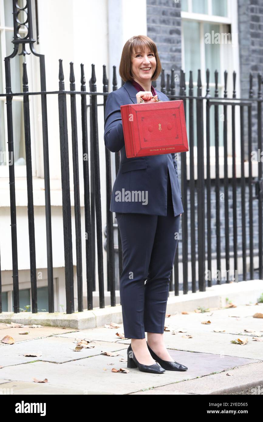 Londra, Regno Unito. 30 ottobre 2024. Rachel Reeves, Cancelliere dello Scacchiere del Regno Unito, fuori 11 Downing Street, prima di presentare il suo bilancio al Parlamento a Londra, Regno Unito, il 30 ottobre 2024. CAP/GOL © GOL/Capital Pictures credito: Capital Pictures/Alamy Live News Foto Stock