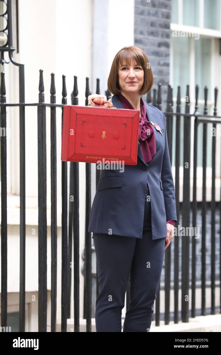 Londra, Regno Unito. 30 ottobre 2024. Rachel Reeves, Cancelliere dello Scacchiere del Regno Unito, fuori 11 Downing Street, prima di presentare il suo bilancio al Parlamento a Londra, Regno Unito, il 30 ottobre 2024. CAP/GOL © GOL/Capital Pictures credito: Capital Pictures/Alamy Live News Foto Stock