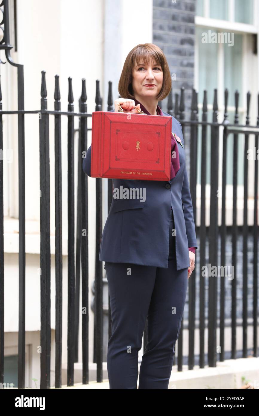 Londra, Regno Unito. 30 ottobre 2024. Rachel Reeves, Cancelliere dello Scacchiere del Regno Unito, fuori 11 Downing Street, prima di presentare il suo bilancio al Parlamento a Londra, Regno Unito, il 30 ottobre 2024. CAP/GOL © GOL/Capital Pictures credito: Capital Pictures/Alamy Live News Foto Stock