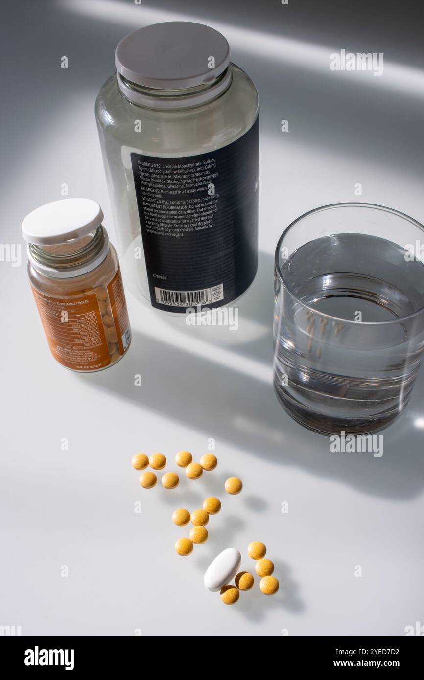 Provate ad avere qualche tavolo supplementare con una tazza d'acqua Foto Stock