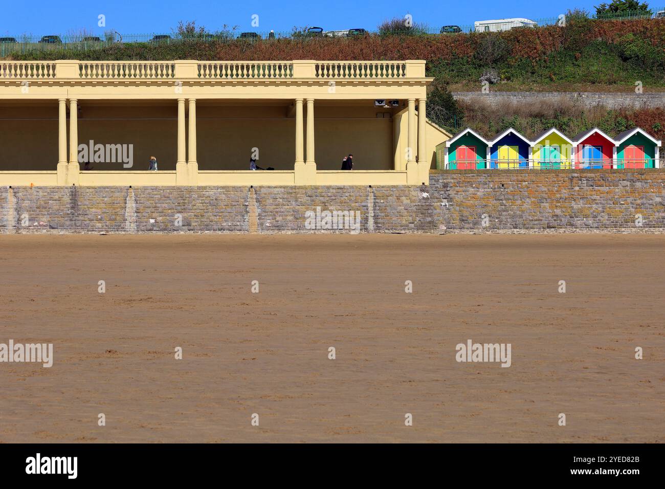 Promenade e uno dei due padiglioni di Barry Island, Galles del Sud. 2024 Foto Stock