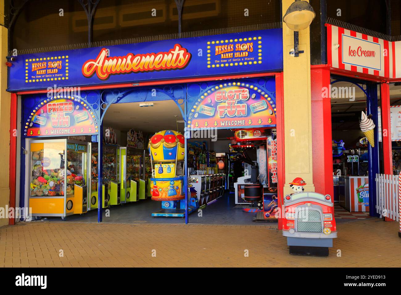 Sala giochi Nessa's Slots, Barry Island, Galles del Sud. 2024. Gavin e Stacey TV. Foto Stock