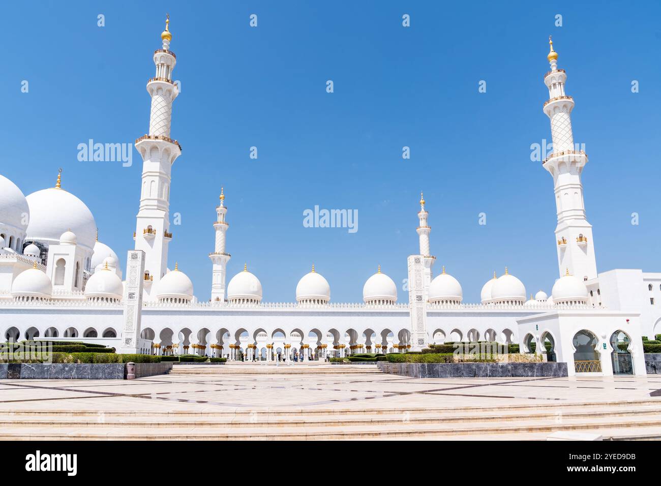 Abu Dhabi, Emirati Arabi Uniti - 15 marzo 2023: Vista della spettacolare grande Moschea dello sceicco Zayed durante una giornata di sole Foto Stock