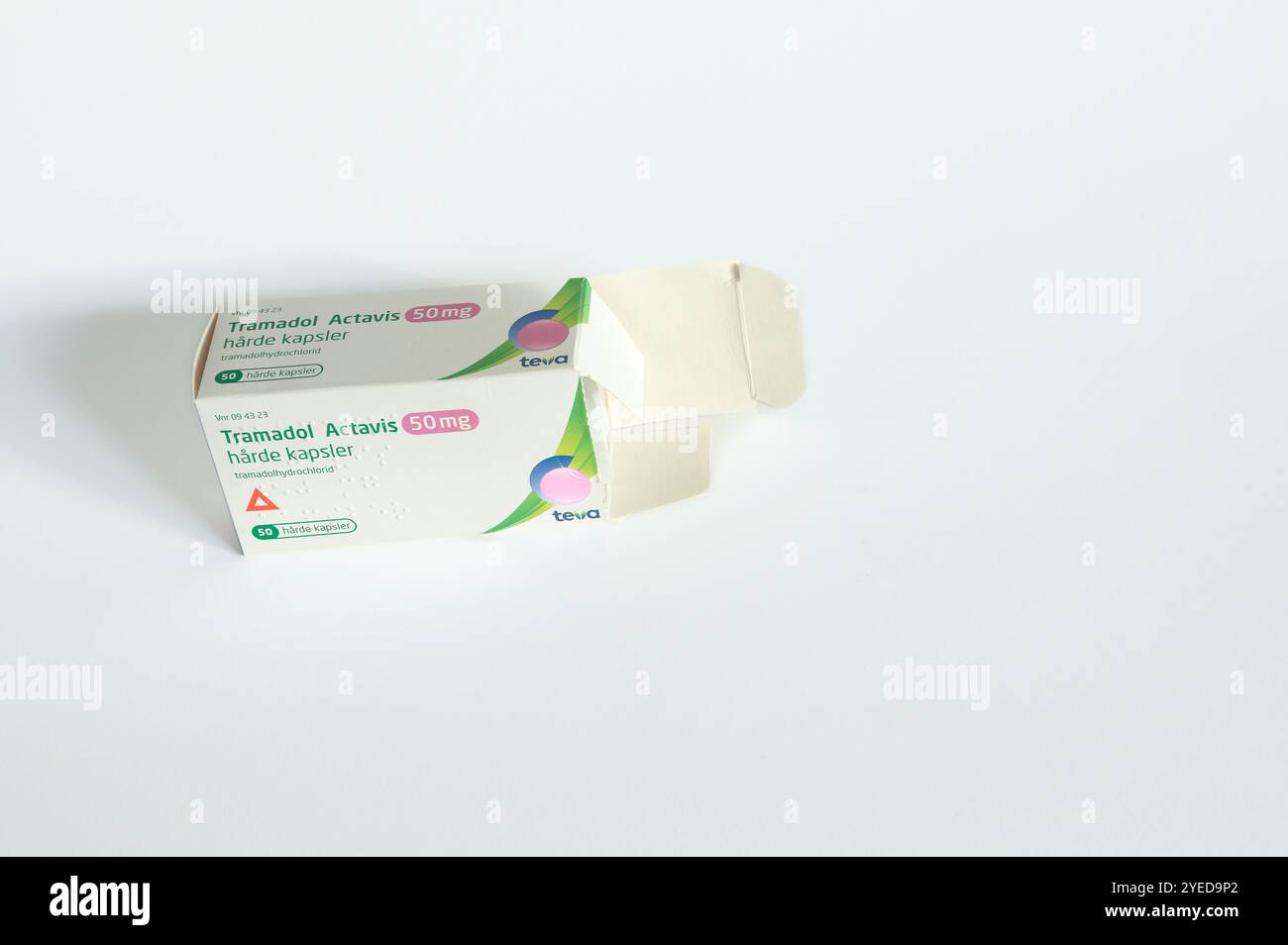 Una scatola di tramadol isolata su sfondo bianco, può essere abusata come oppiacei, Danimarca, 30 ottobre 2024 Foto Stock