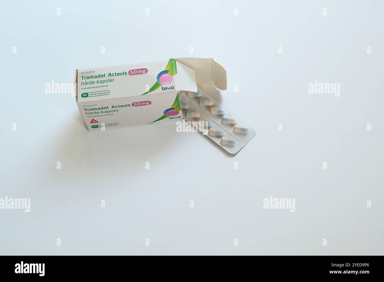 Una scatola di tramadolo e un foglio di pillole nell'apertura isolato su bianco, Danimarca, 30 ottobre 2024 Foto Stock