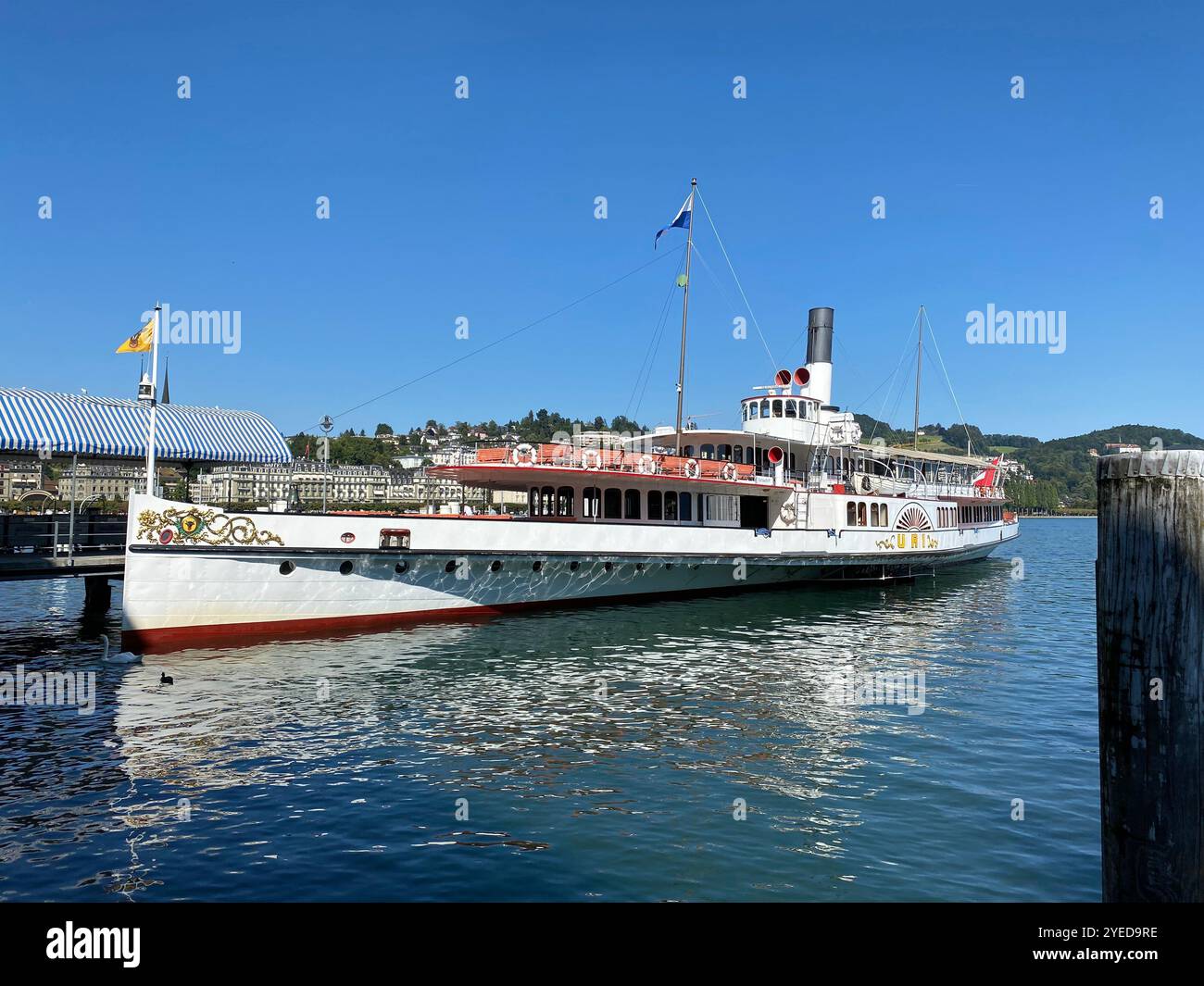 Piroscafo d'epoca attraccato in un molo di Lucerna in Svizzera in un giorno di sole - Immagine stock catturata con smartphone