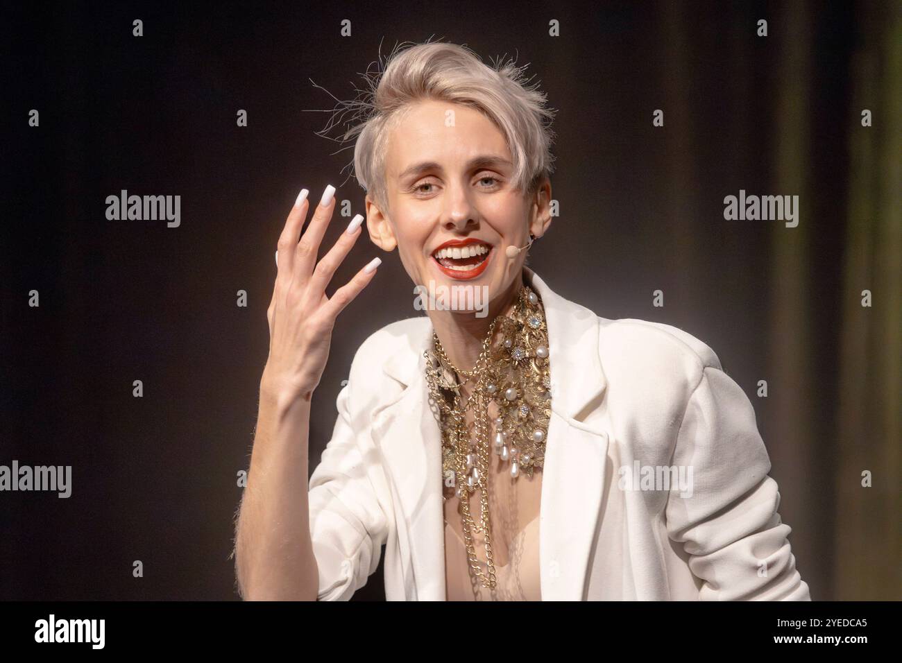 Auftritt der österreichischen Kabarettistin und Poetry-Slammerin Lisa Eckhart - eigentlich Lisa Lasselsberger, geb. 6. Settembre 1992 - im Rahmen des Comedy-Festivals Humorzone Dresden im Alten Schlachthof a Dresda. *** Esibizione dell'artista di cabaret austriaca e della scultrice di poesia Lisa Eckhart, vero nome Lisa Lasselsberger, nata il 6 settembre 1992, come parte del festival comico Humorzone Dresden presso l'Alter Schlachthof di Dresda Foto Stock