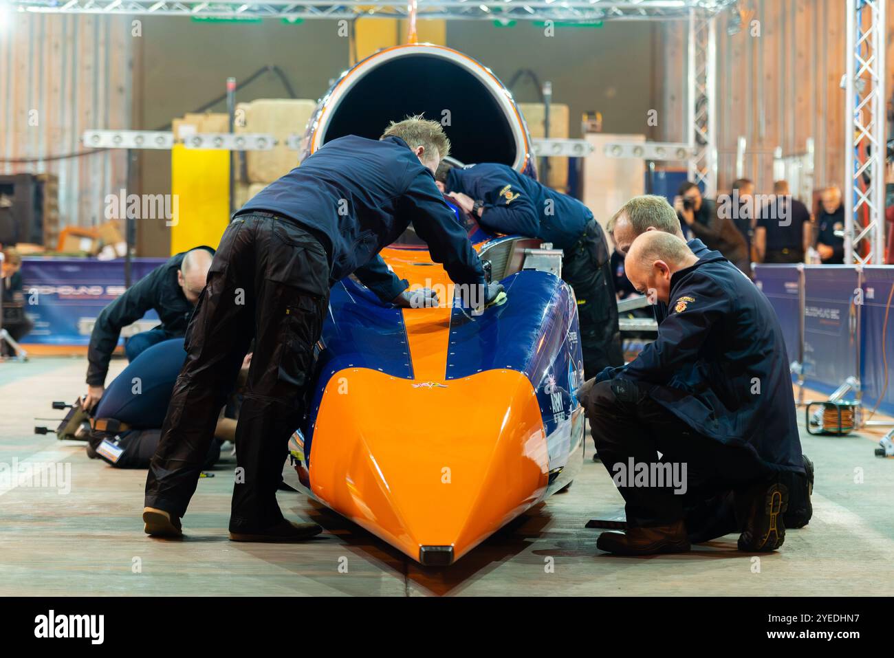 Ingegneri che lavorano sull'auto supersonica Bloodhound SSC all'evento di lancio e test presso l'aeroporto di Cornwall, Newquay, Regno Unito. All'interno dell'hangar Foto Stock