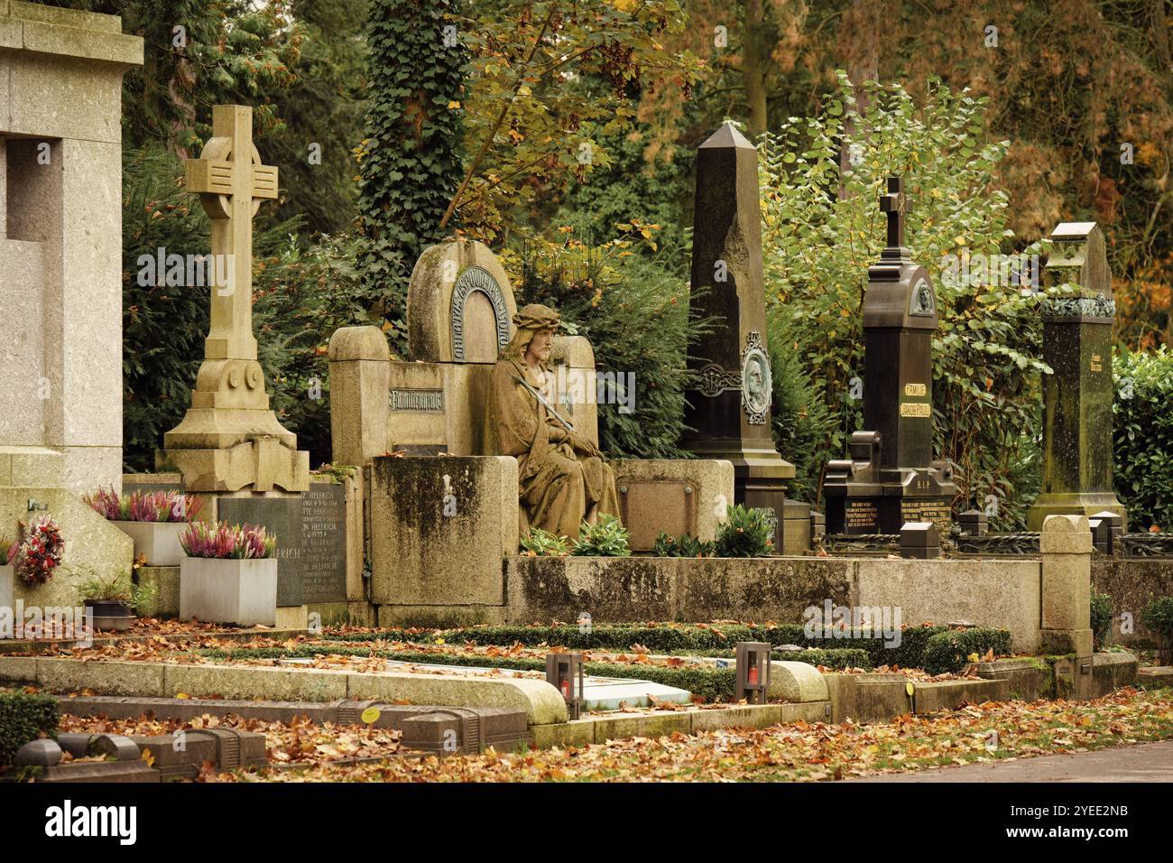 Imponenti e prestigiose tombe sul cosiddetto viale Million del cimitero di Melaten a Colonia in autunno Foto Stock