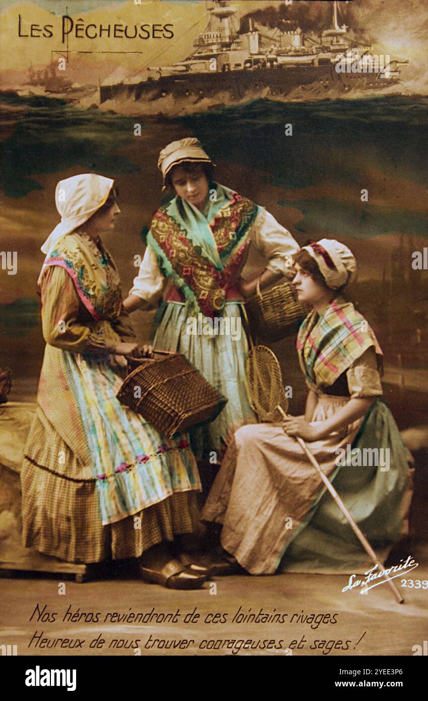 Una cartolina patriottica della prima guerra mondiale che mostra i pescatori francesi che pensano al loro menfolk in mare, con un fotomontaggio di fondo di una nave da guerra in alto mare. Foto Stock