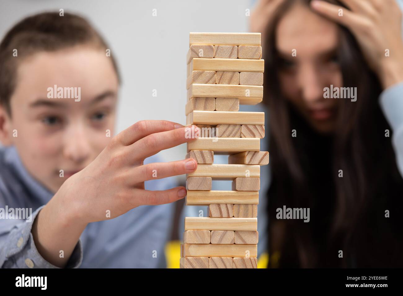 Momenti di tensione ed emozioni in una strategia di gioco Jenga, anticipazione ed eccitazione Foto Stock