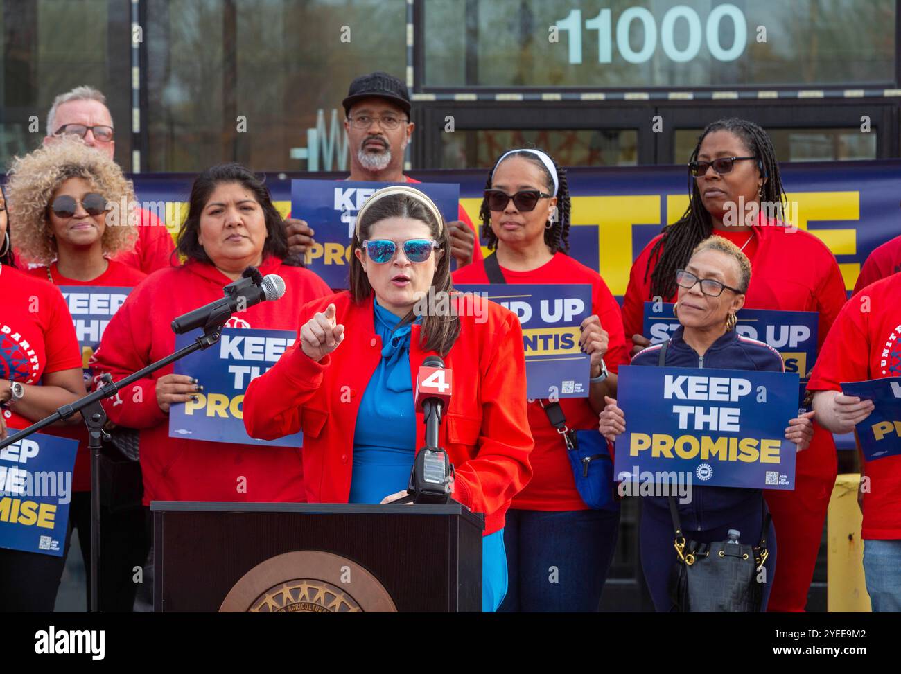 Detroit, Michigan, Stati Uniti. 30 ottobre 2024. La deputata Haley Stevens parla come membro del raduno United Auto Workers Local 51, chiedendo a Stellantis di "mantenere la promessa" fatta durante i negoziati contrattuali dello scorso anno. L'unione dice che Stellantis sta rompendo la promessa di riaprire il suo stabilimento di Belvidere, Illinois, e di fare 19 miliardi di dollari in investimenti di prodotti. L'UAW sta minacciando di colpire su questo problema. Crediti: Jim West/Alamy Live News Foto Stock