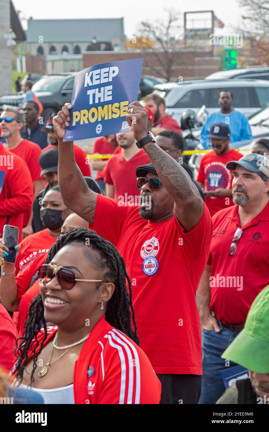 Detroit, Michigan, Stati Uniti. 30 ottobre 2024. I membri della manifestazione United Auto Workers Local 51 chiedono a Stellantis di "mantenere la promessa" fatta durante le trattative contrattuali dello scorso anno. L'unione dice che Stellantis sta rompendo la promessa di riaprire il suo stabilimento di Belvidere, Illinois, e di fare 19 miliardi di dollari in investimenti di prodotti. L'UAW sta minacciando di colpire su questo problema. Crediti: Jim West/Alamy Live News Foto Stock