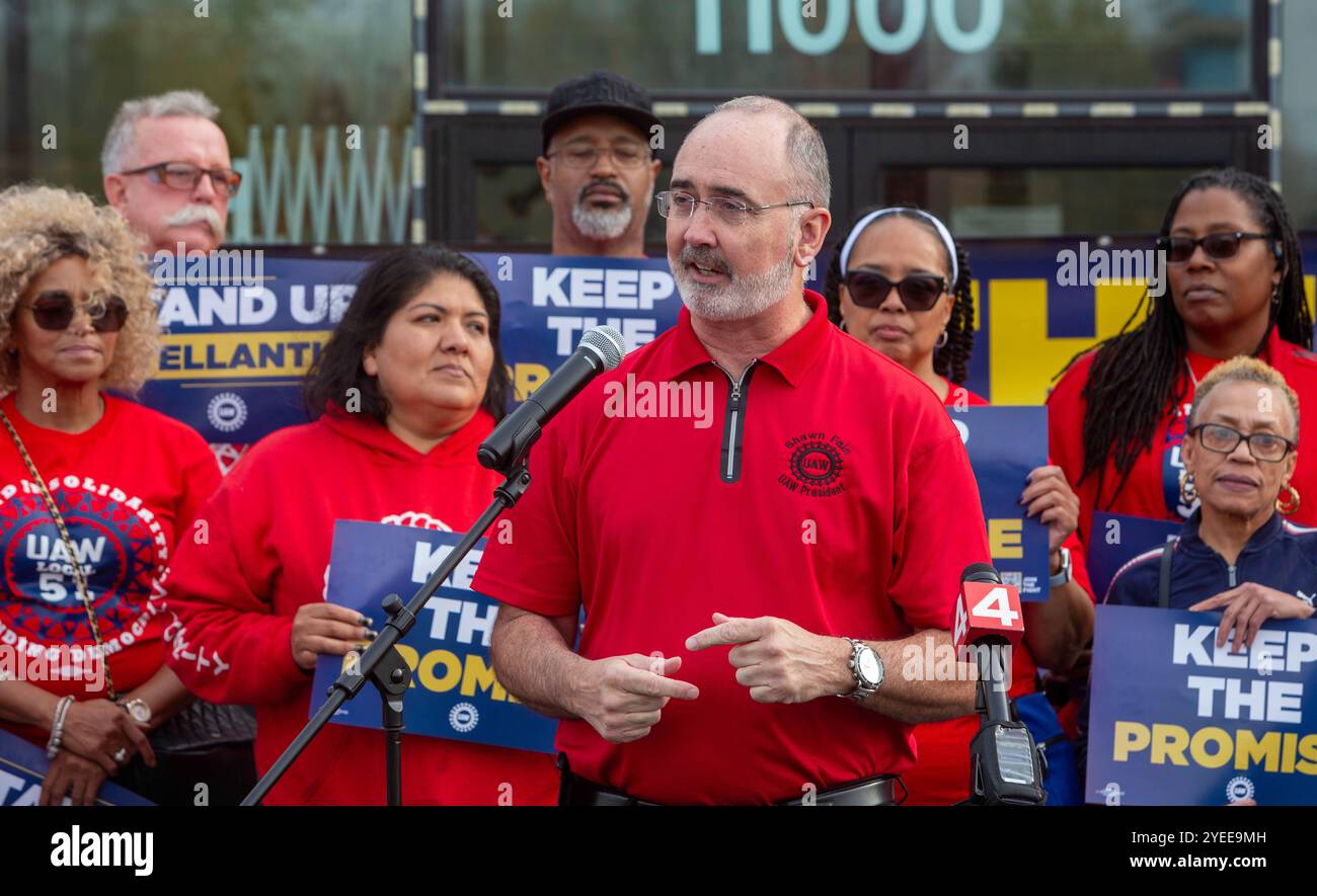 Detroit, Michigan, Stati Uniti. 30 ottobre 2024. Il presidente dell'UAW Shawn Fain si rivolge alla folla come membri del raduno United Auto Workers Local 51, chiedendo a Stellantis di "mantenere la promessa" fatta durante i negoziati contrattuali dell'anno scorso. L'unione dice che Stellantis sta rompendo la promessa di riaprire il suo stabilimento di Belvidere, Illinois, e di fare 19 miliardi di dollari in investimenti di prodotti. L'UAW sta minacciando di colpire su questo problema. Crediti: Jim West/Alamy Live News Foto Stock