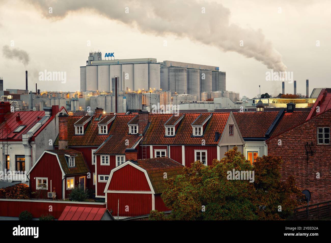 L'impianto di produzione AAK in un giorno d'autunno, e dietro di esso fuma da Karlshamnsverket, una centrale elettrica di riserva alimentata a petrolio. Foto Stock