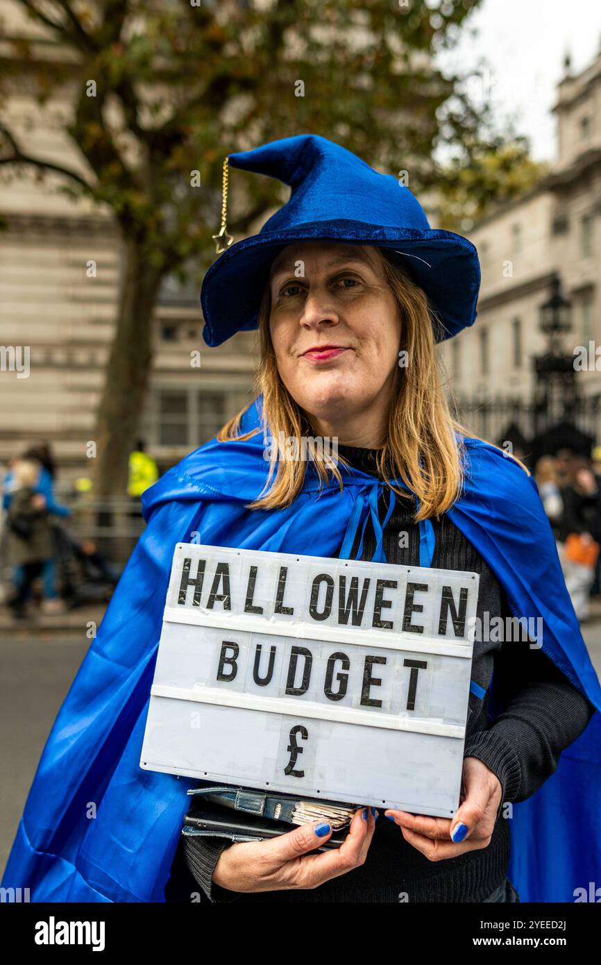 Londra, Schiedam, Regno Unito. 30 ottobre 2024. Il 30 ottobre 2024, l'annuncio del governo laburista britannico del suo primo bilancio nazionale è stato accolto con proteste a Londra. Alle 11:00, i cittadini del Regno Unito si sono riuniti al 10 di Downing Street. Una volta che il bilancio era stato letto intorno alle 12:00, i manifestanti si trasferirono alla camera del Parlamento al Palazzo di Westminster. (Credit Image: © James Petermeier/ZUMA Press Wire) SOLO PER USO EDITORIALE! Non per USO commerciale! Foto Stock