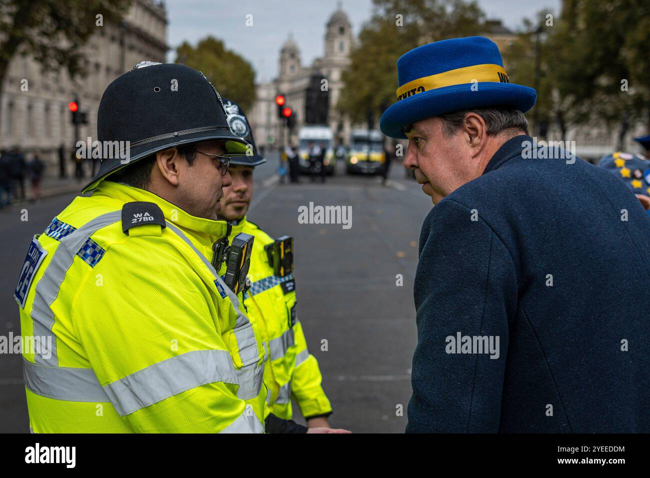 Londra, Schiedam, Regno Unito. 30 ottobre 2024. L'attivista pro-UE STEVE BRAY parla con la polizia britannica. Il 30 ottobre 2024, l'annuncio del governo laburista britannico del suo primo bilancio nazionale è stato accolto con proteste a Londra. Alle 11:00, i cittadini del Regno Unito si sono riuniti al 10 di Downing Street. Una volta che il bilancio era stato letto intorno alle 12:00, i manifestanti si trasferirono alla camera del Parlamento al Palazzo di Westminster. (Credit Image: © James Petermeier/ZUMA Press Wire) SOLO PER USO EDITORIALE! Non per USO commerciale! Foto Stock