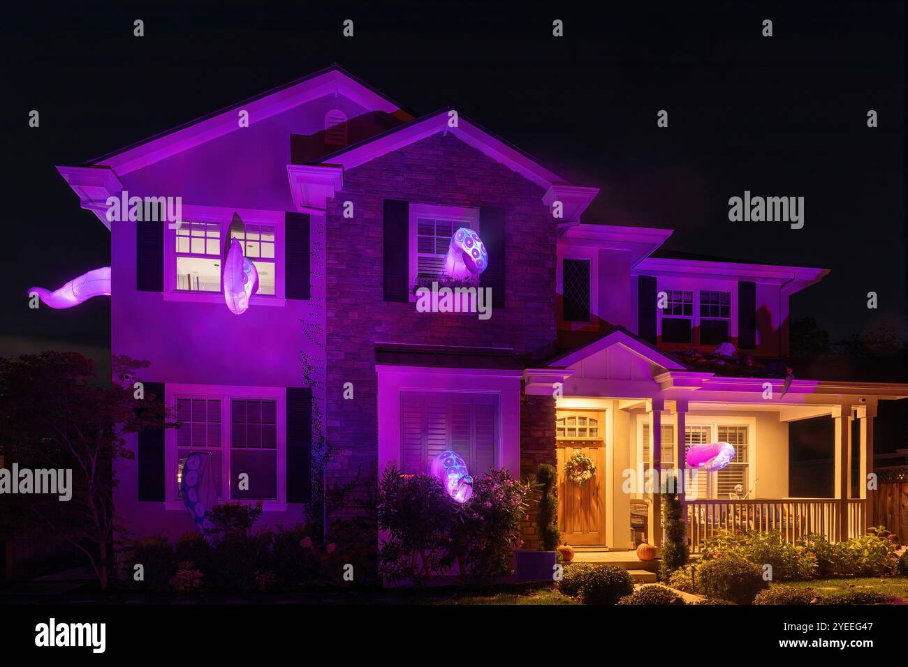 Giganteschi tappeti gonfiabili che decorano una casa per Halloween. Foto Stock