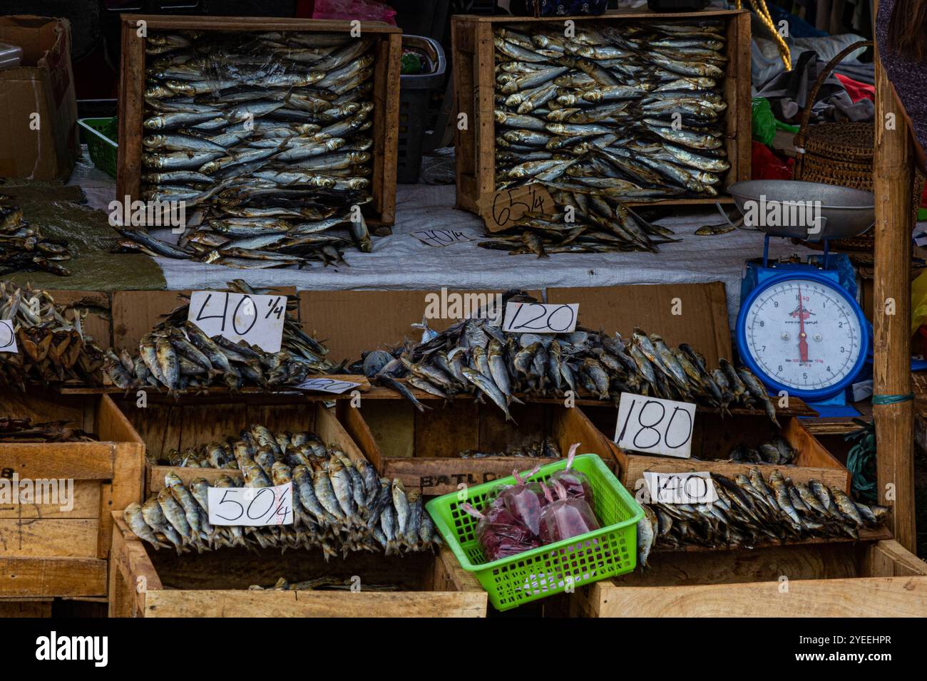Il mercoledì al Malatapay Market è sempre pieno di attività. È un luogo in cui gli allevatori, gli agricoltori locali e i pescatori convergono per vendere il Foto Stock