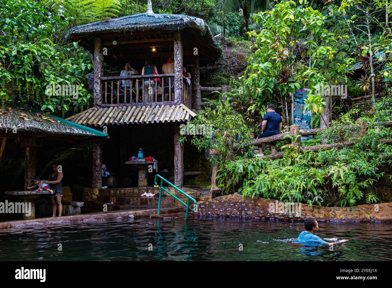 Le sorgenti termali di Red Rock a Pulangtubig, Valencia, Negros Oriental sono un ottimo modo per rilassarsi nelle fresche temperature montane di Valencia. La fonte naturale Foto Stock