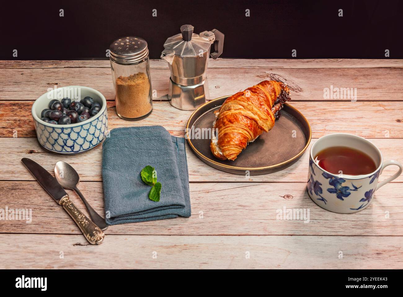 Croissant gourmet: Aggiungete un tocco speciale con tartufi, foie gras o caviale Foto Stock