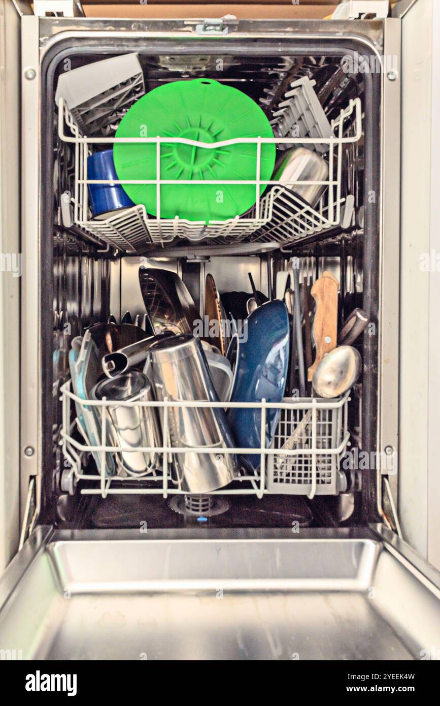 Il funzionamento di una lavastoviglie si basa su un ciclo di lavaggio automatico che combina acqua calda, detergente e azione meccanica per rimuovere sporco e alimenti Foto Stock