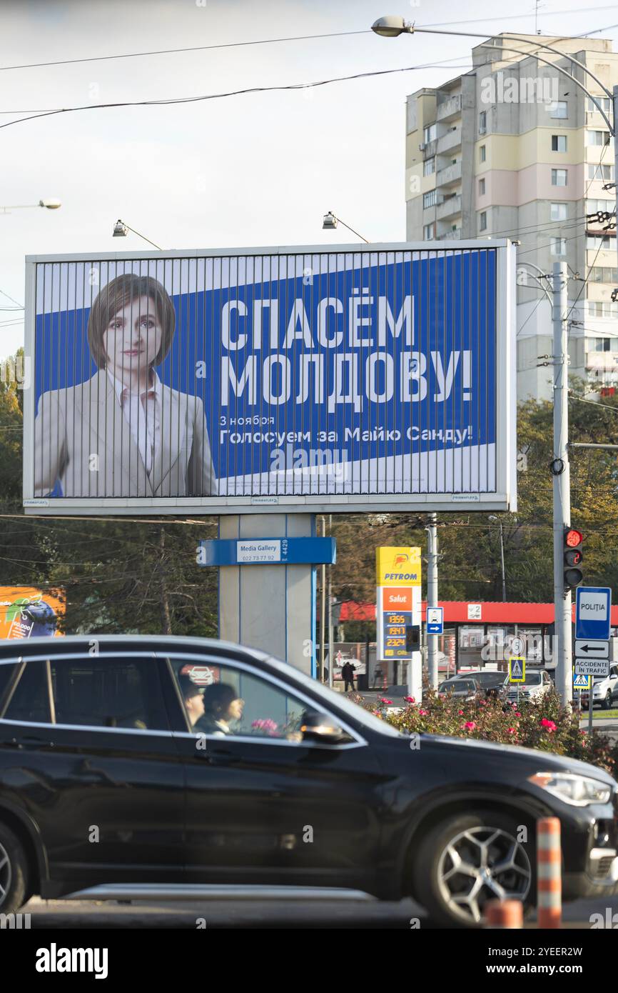 Campagna elettorale per le strade di Chișinău: Il cartellone di Maia Sandu con lo slogan "Save Moldova! Votate per Maia Sandu!" elezioni presidenziali del 2024 Foto Stock