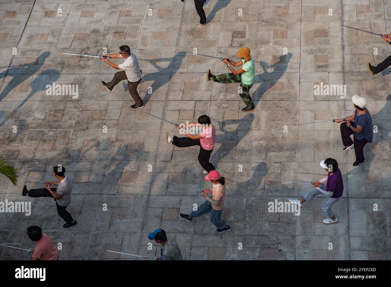 Un gruppo di persone che praticano Tai chi la mattina presto a Hong Kong Foto Stock