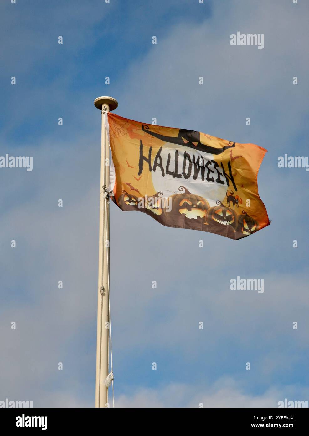 Una bandiera di Halloween, che vola in alto, al mare. Foto Stock